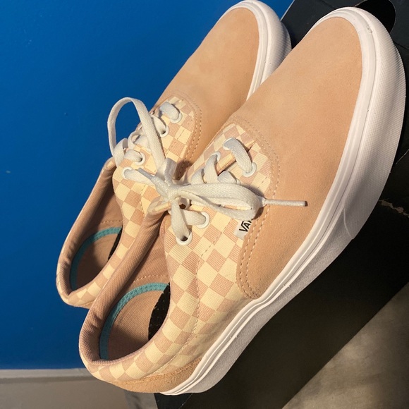 Brand new pink vans ,, size 8.5 mens - Picture 2 of 2